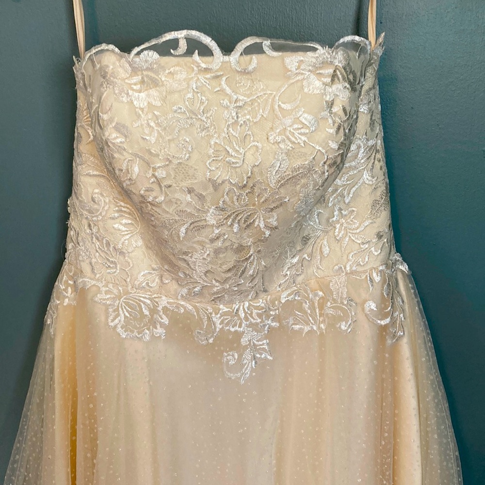 Strapless Tea length Wedding dress. Size 6 never worn perfect condition.